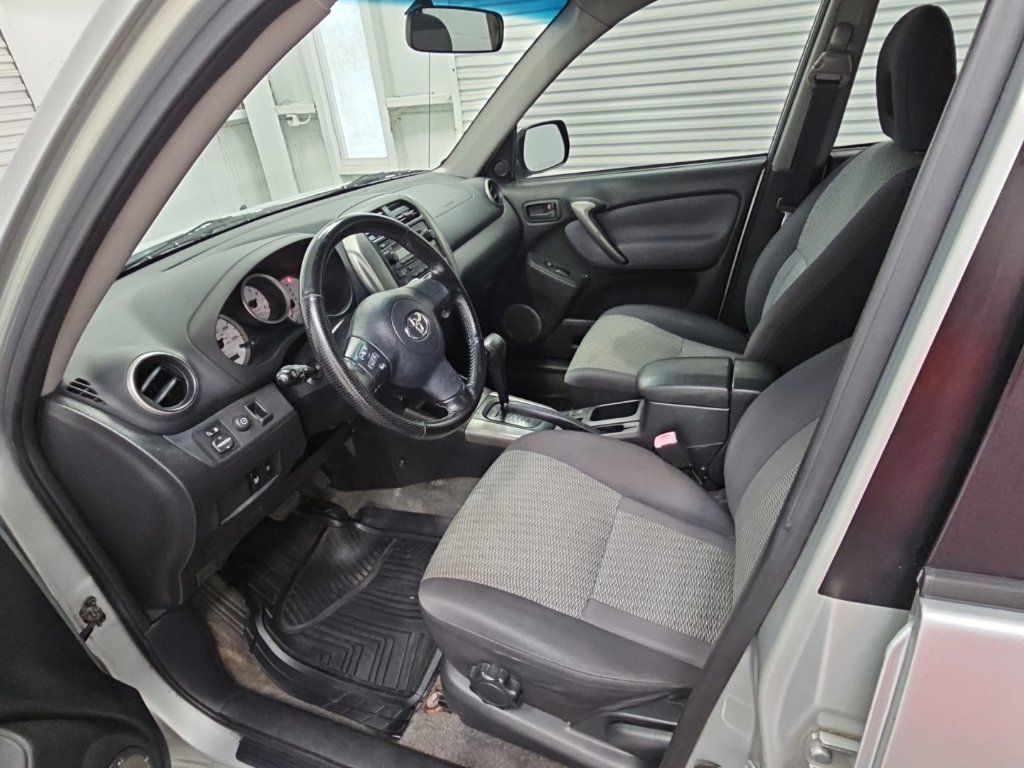 Used 2005 Toyota RAV4 2WD w/ "L" Pkg image 12