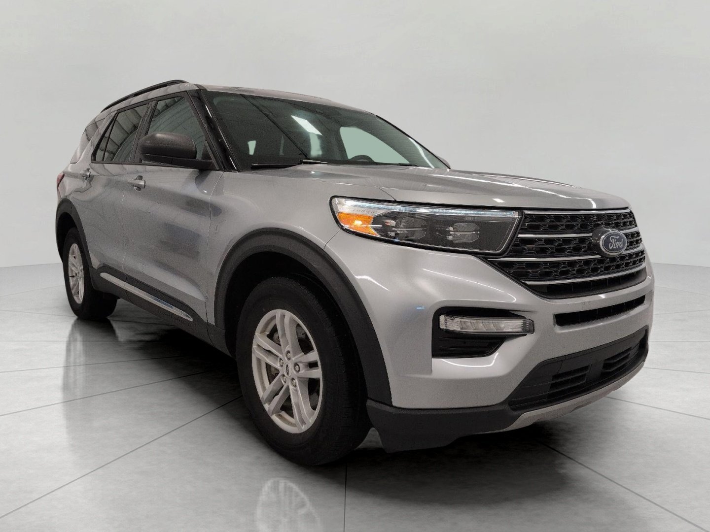 Used 2024 Ford Explorer XLT w/ Equipment Group 202A AWD/4WD image 1