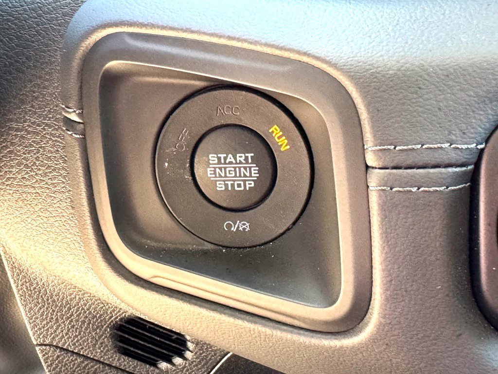 Used 2025 Jeep Gladiator Rubicon w/ Convenience Group AWD/4WD image 32