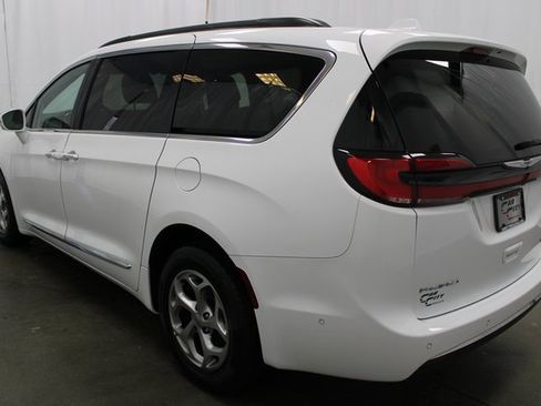 Used 2022 Chrysler Pacifica Limited image 7