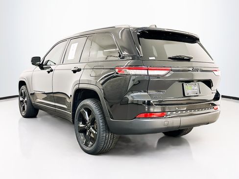 Used 2023 Jeep Grand Cherokee Limited w/ Black Appearance Package AWD/4WD image 5