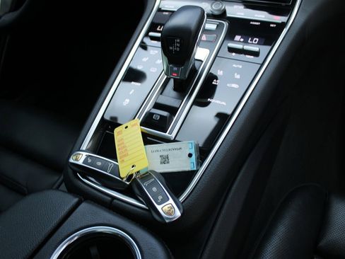 Used 2018 Porsche Panamera 4 image 30