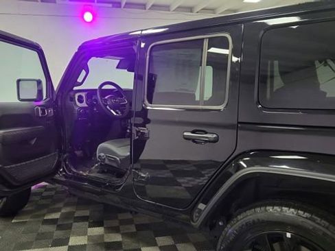 Used 2025 Jeep Wrangler Unlimited Sahara w/ Safety Group image 16