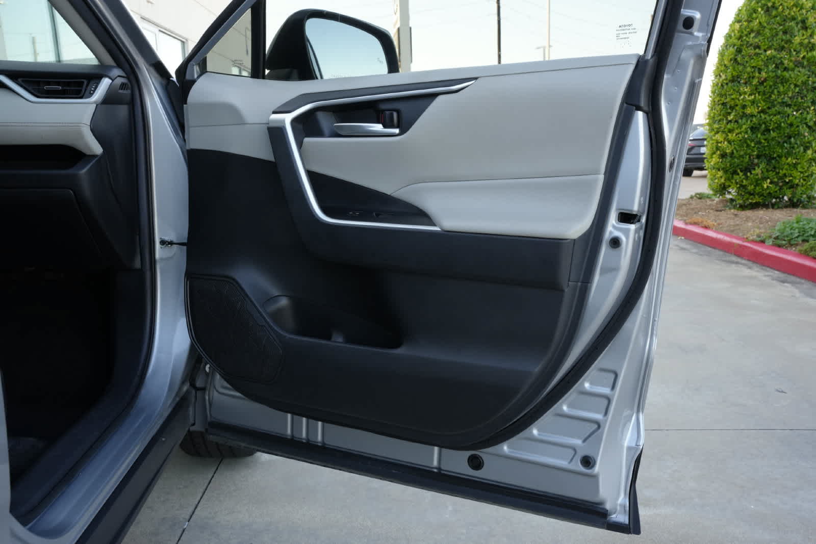 Used 2021 Toyota RAV4 XLE Premium FWD image 22