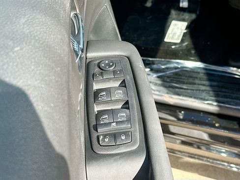 New 2026 Chrysler Pacifica Select FWD image 18