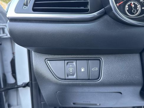 Used 2022 Genesis G70 2.0T image 32