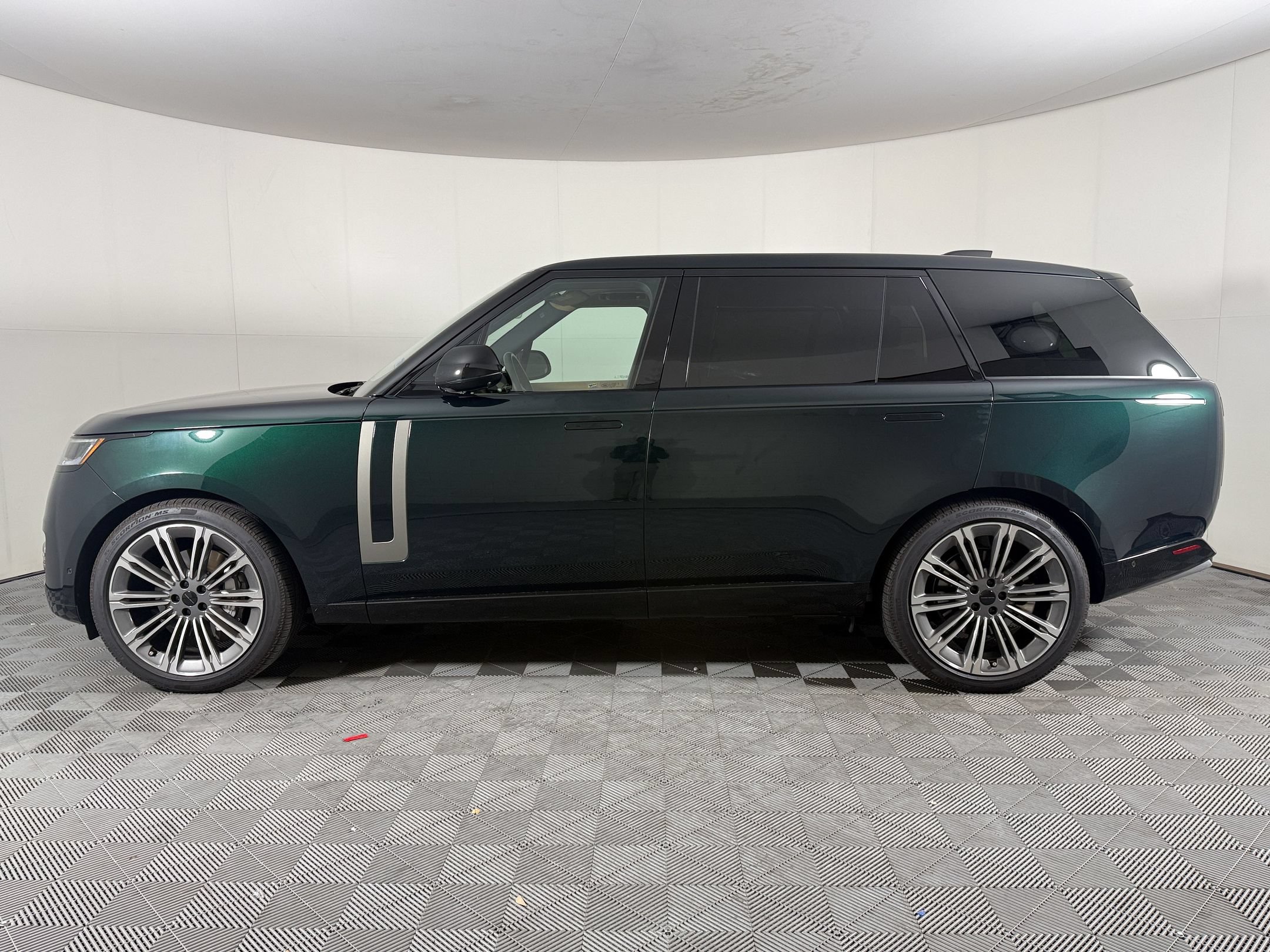 Used 2026 Land Rover Range Rover Long Wheelbase SE AWD/4WD image 2