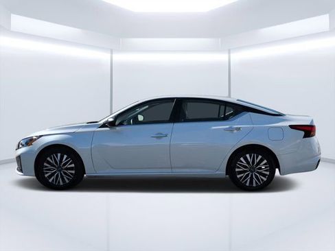 Used 2024 Nissan Altima 2.5 SV FWD image 6