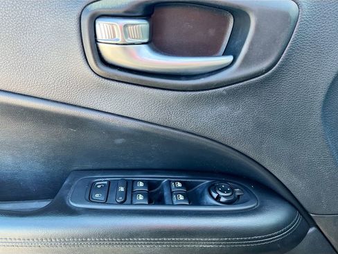 Used 2018 Jeep Compass Latitude FWD image 17