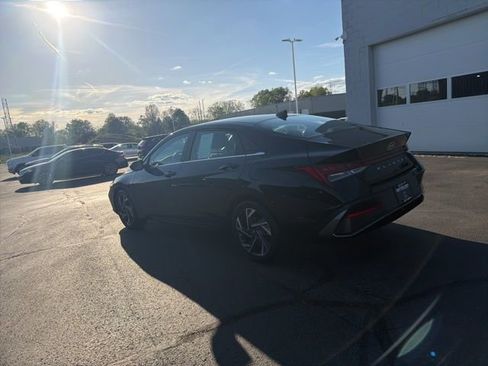 Used 2025 Hyundai Elantra SEL FWD image 12