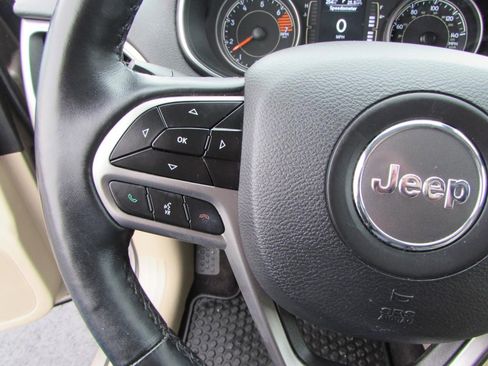 Used 2019 Jeep Cherokee Latitude w/ Cold Weather Group image 16