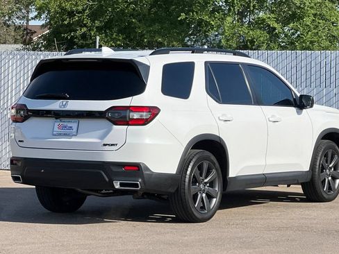 Used 2025 Honda Pilot Sport image 4