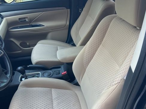 Used 2014 Mitsubishi Outlander SE image 10