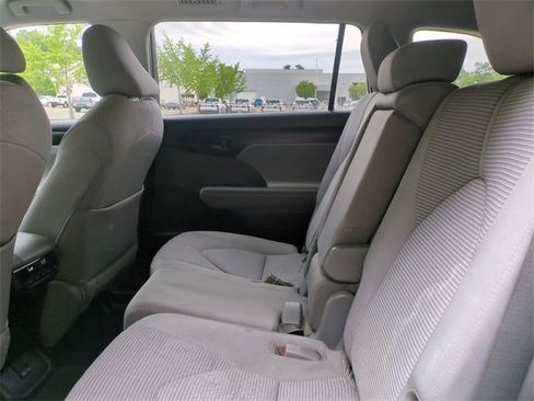 Used 2023 Toyota Highlander LE image 14