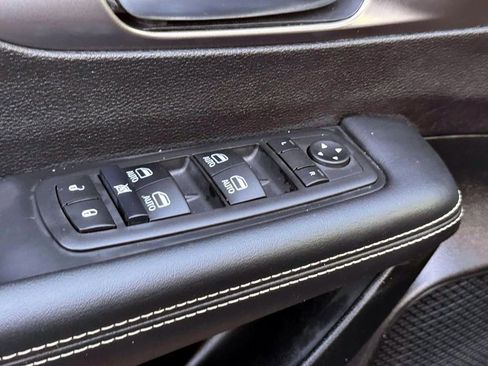 Certified 2025 Chrysler Pacifica Select image 14