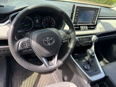 Used 2022 Toyota RAV4 XLE Premium image 10