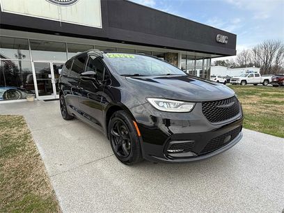 Used 2021 Chrysler Pacifica Touring w/ Uconnect Theater Family Group
