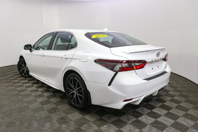 Used 2024 Toyota Camry SE w/ Cold Weather Package FWD image 7
