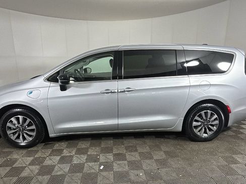 Used 2024 Chrysler Pacifica Limited FWD image 6