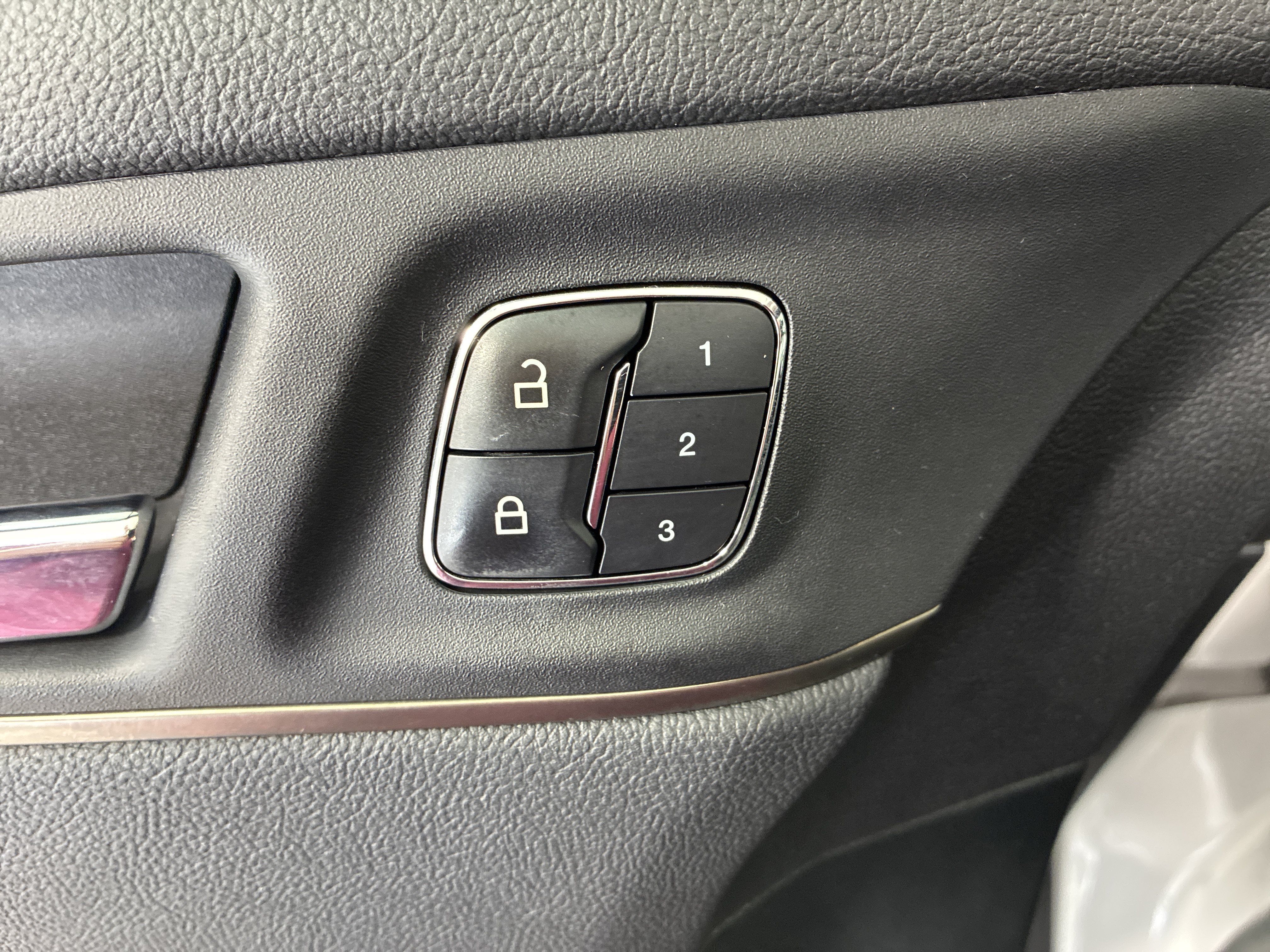 Used 2017 Lincoln MKC Select w/ Select Plus Package FWD image 21