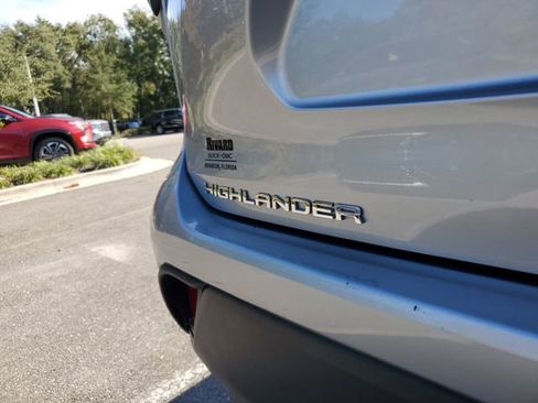 Used 2023 Toyota Highlander XLE image 7