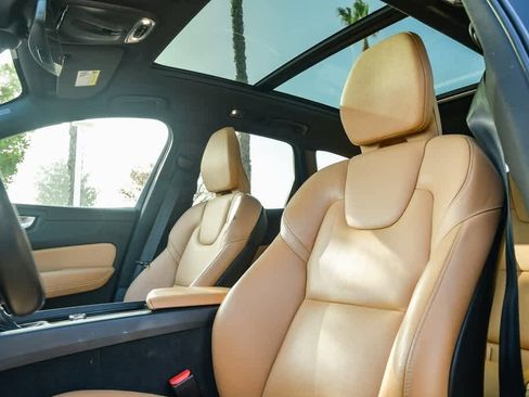 Used 2019 Volvo XC60 T6 Momentum w/ Advanced Package image 18