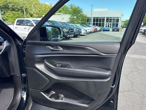 Used 2025 Jeep Grand Cherokee Altitude AWD/4WD image 33