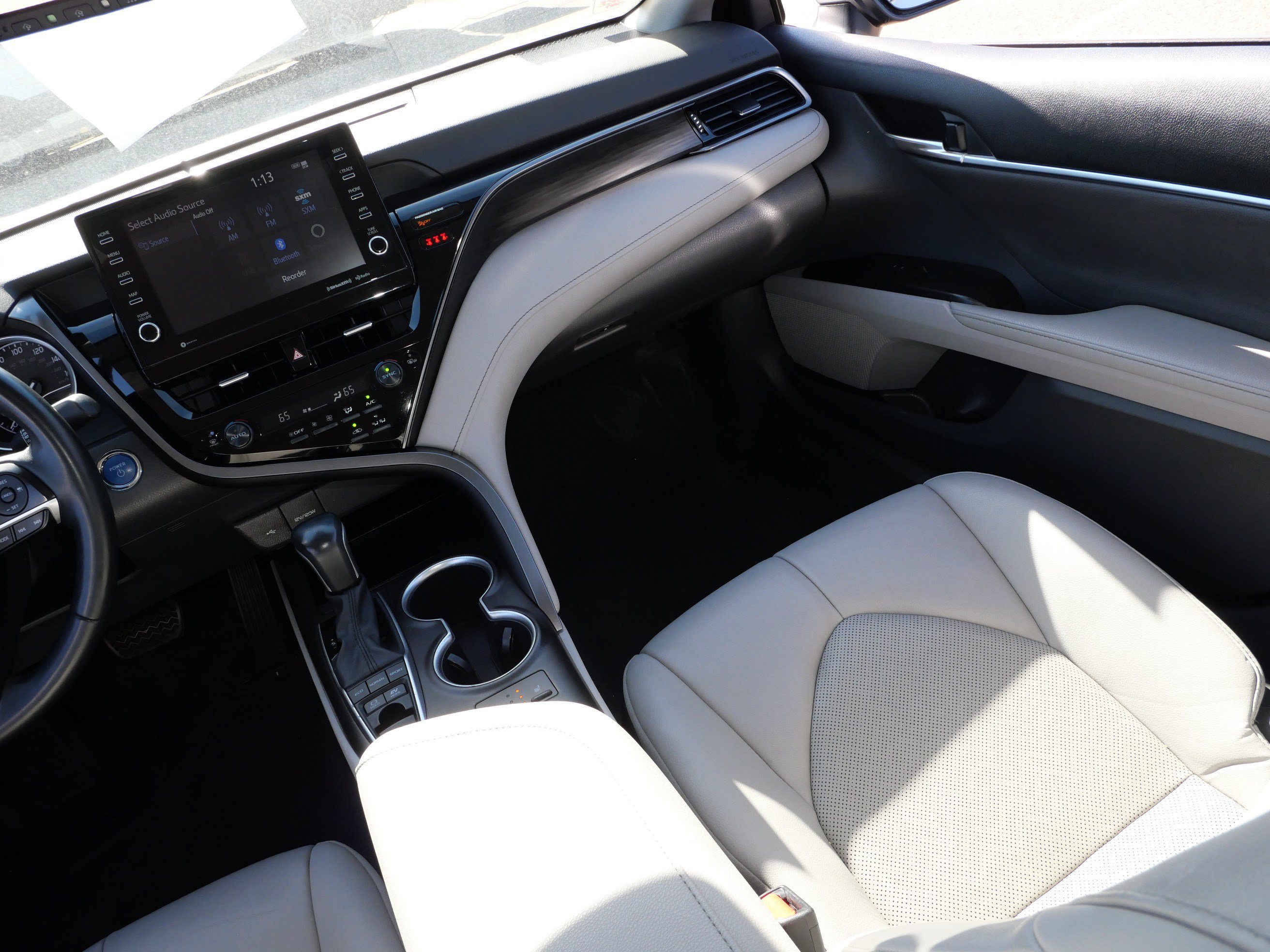 Used 2021 Toyota Camry XLE w/ Cold Weather Package FWD image 11