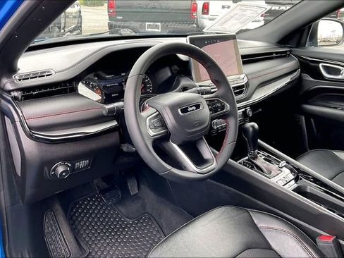 Used 2025 Jeep Compass Trailhawk AWD/4WD image 13