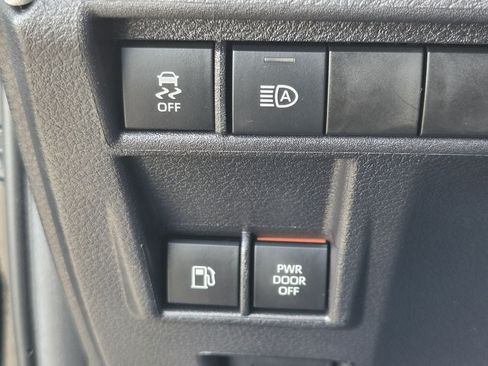 Used 2026 Toyota Sienna XLE FWD image 25