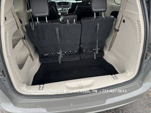 Used 2022 Chrysler Pacifica Touring-L image 9