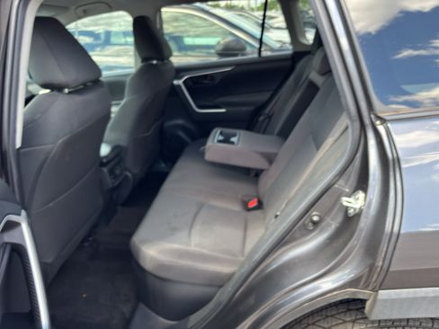 Used 2021 Toyota RAV4 LE AWD/4WD image 6