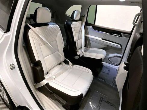 Used 2025 GMC Acadia Denali w/ Super Cruise Package image 24