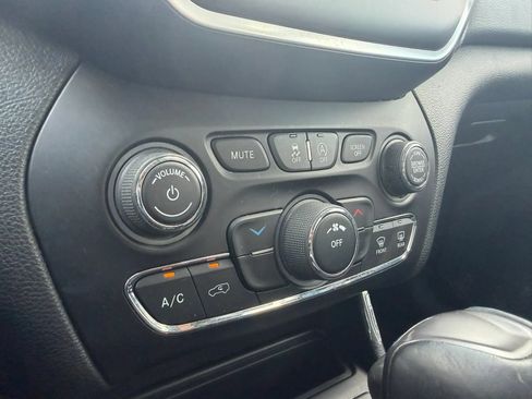 Used 2021 Jeep Cherokee Latitude Plus w/ Mopar Interior Package FWD image 17