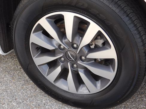 Used 2024 Chrysler Pacifica Limited FWD image 7