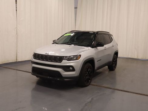 Used 2024 Jeep Compass Latitude w/ Convenience Group AWD/4WD image 6