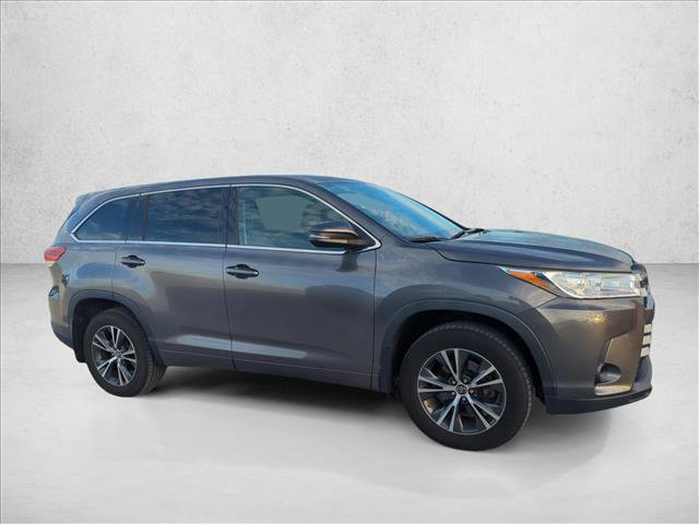 Used 2017 Toyota Highlander LE AWD/4WD image 4