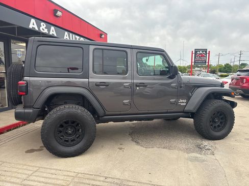 Used 2018 Jeep Wrangler Unlimited Sport S AWD/4WD image 3