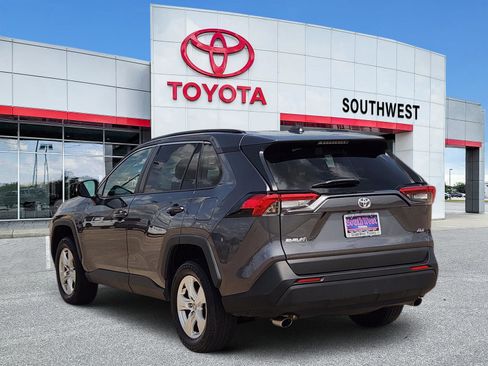 Used 2021 Toyota RAV4 XLE FWD image 4