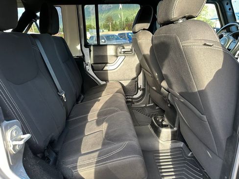 Used 2018 Jeep Wrangler Unlimited Sahara w/ Connectivity Group image 13