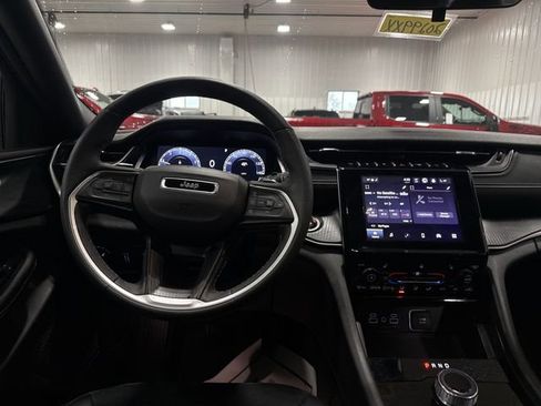 Used 2025 Jeep Grand Cherokee Altitude AWD/4WD image 10