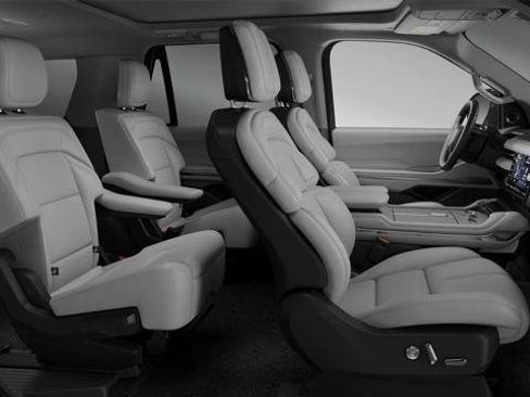 New 2026 Lincoln Navigator Reserve w/ Jet Appearance Package AWD/4WD image 6
