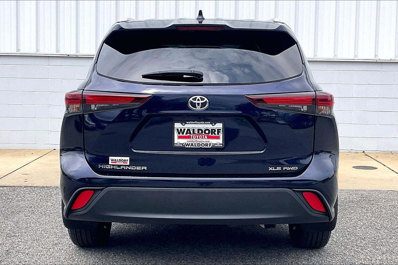 Used 2024 Toyota Highlander XLE AWD/4WD image 5