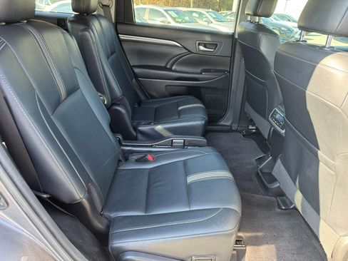 Used 2017 Toyota Highlander SE image 33