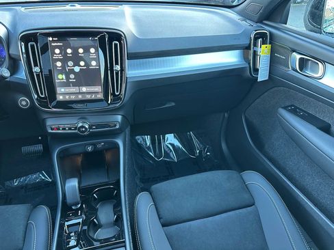 New 2026 Volvo XC40 B5 Ultra w/ Climate Package image 18