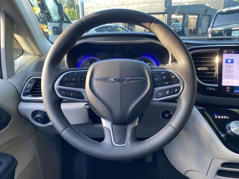 Used 2024 Chrysler Pacifica Touring-L FWD image 19