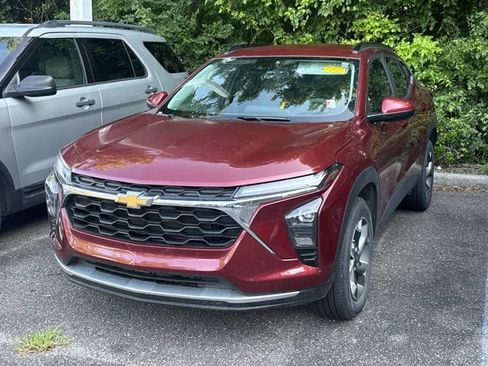 Used 2024 Chevrolet Trax LT w/ Driver Confidence Package FWD image 3