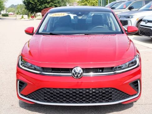 Used 2025 Volkswagen Jetta SE w/ Sunroof Package FWD image 9
