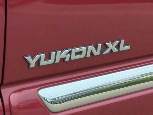 Used 2005 GMC Yukon XL SLT w/ SLT Preferred Equipment Group AWD/4WD image 13