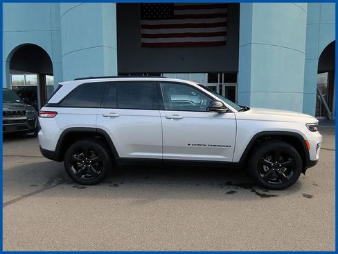 Used 2023 Jeep Grand Cherokee Altitude image 1